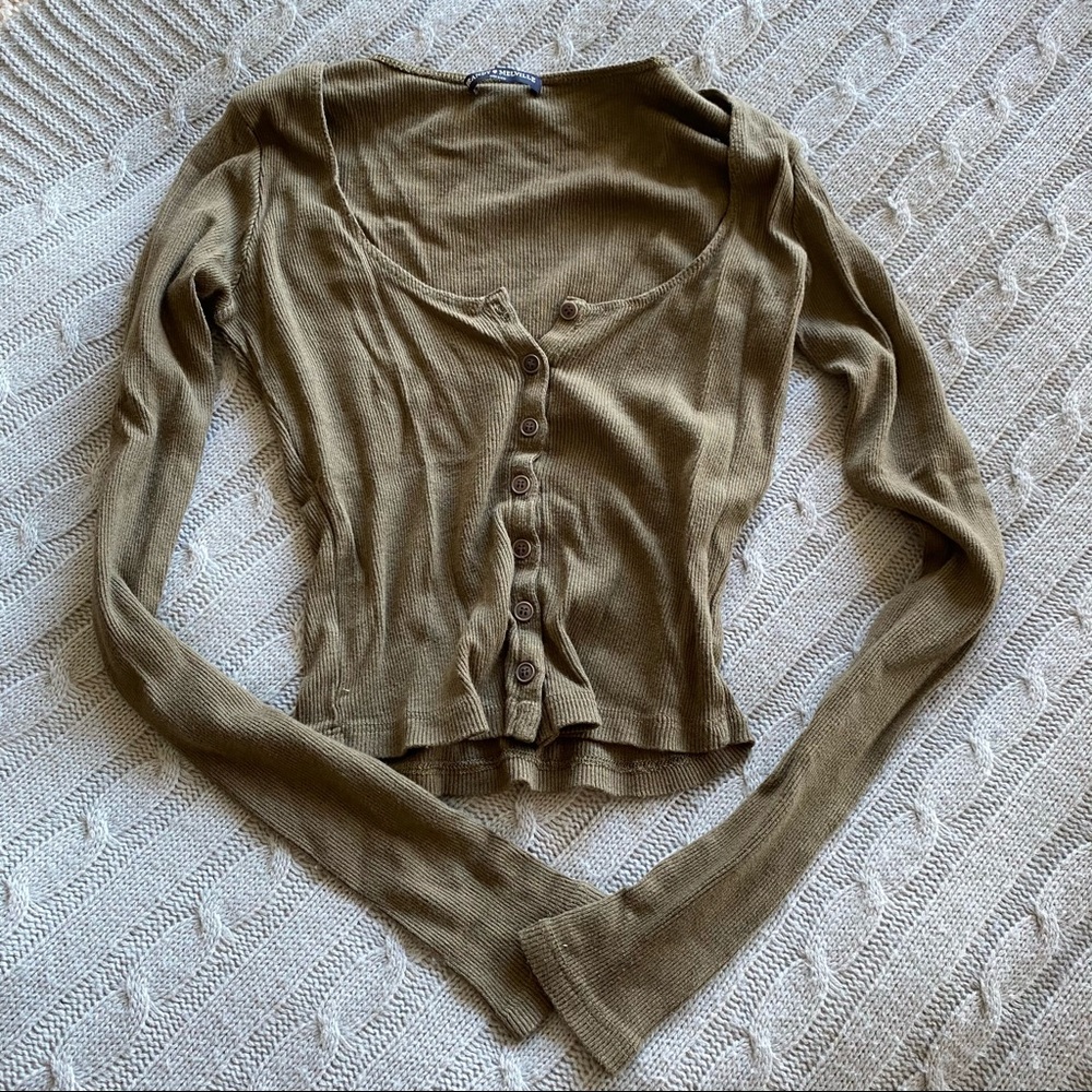 SOLD ON DEPOP——OLIVE GREEN BRANDY MELVILLE LONG SLEEVE